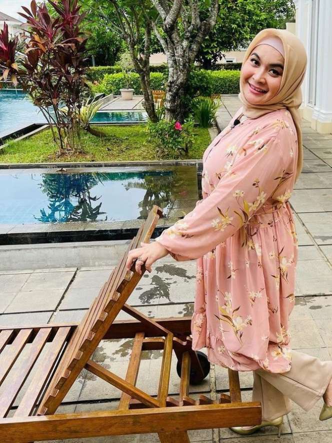 8 Potret Kondisi Hidup Pelawak Ulfa Dwiyanti yang Tak Pernah Tersorot, Tidak Sebahagia di TV