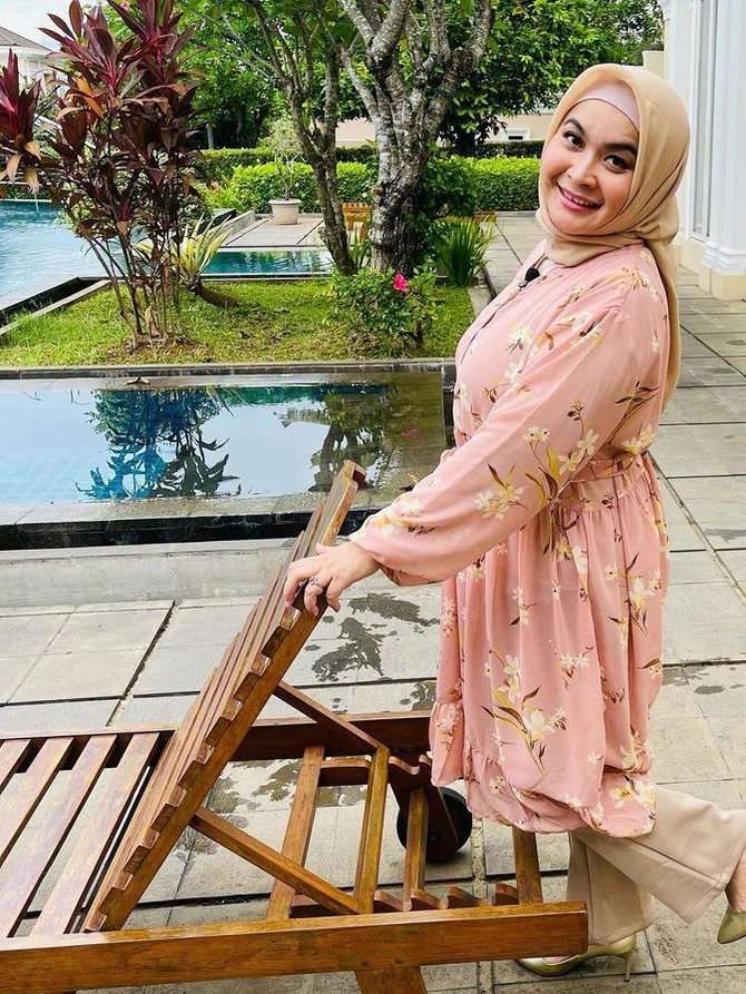 8 Potret Kondisi Hidup Pelawak Ulfa Dwiyanti yang Tak Pernah Tersorot, Tidak Sebahagia di TV