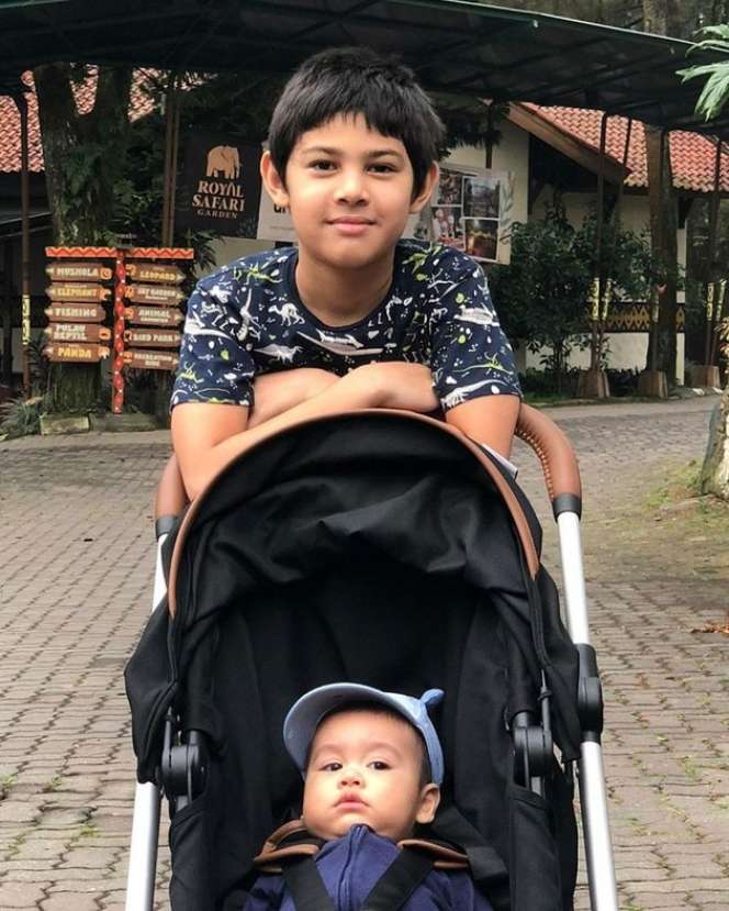 7 Potret Terbaru Arsen Anak Rifky Balweel dan Risty Tagor, Paras Tampannya Kalahkan Sang Ayah!
