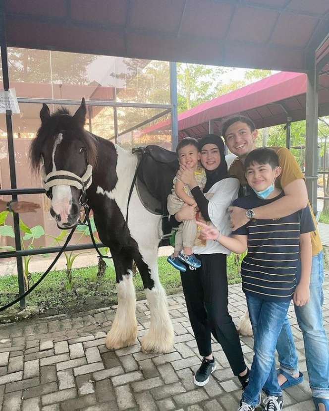 7 Potret Terbaru Arsen Anak Rifky Balweel dan Risty Tagor, Paras Tampannya Kalahkan Sang Ayah!