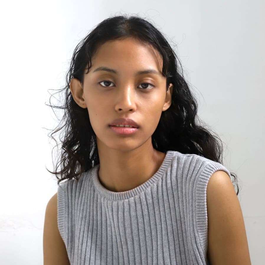10 Potret Nafa Salvana Model Karawang yang Viral, Dari Warung Pecel Lele ke Milan Fashion Week