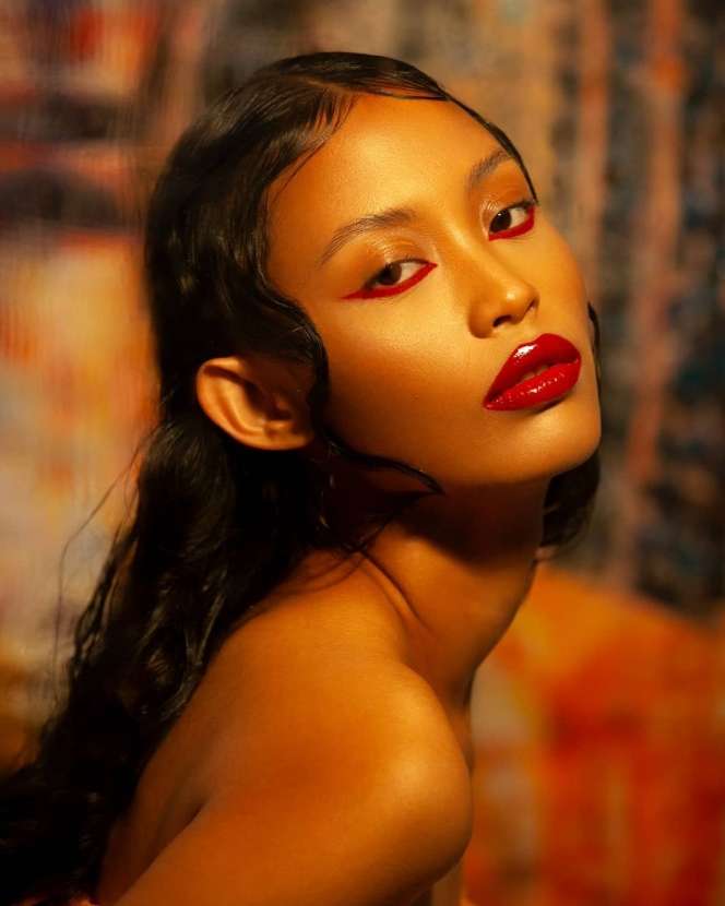 10 Potret Nafa Salvana Model Karawang yang Viral, Dari Warung Pecel Lele ke Milan Fashion Week