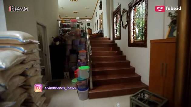10 Potret Rumah Mamah Dedeh yang Bernuansa Emas, Isi Lemarinya Bikin Salfok!