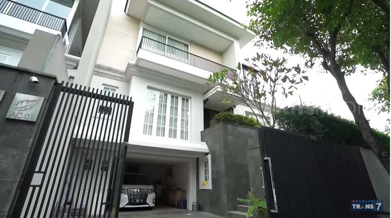 10 Potret Rumah Bu Rudy 'Juragan Sambal Surabaya', The Real Sultan, Mewah Banget!