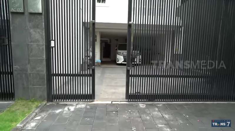 10 Potret Rumah Bu Rudy 'Juragan Sambal Surabaya', The Real Sultan, Mewah Banget!