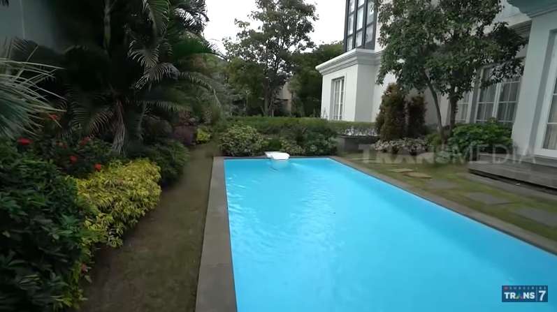 10 Potret Rumah Bu Rudy 'Juragan Sambal Surabaya', The Real Sultan, Mewah Banget!