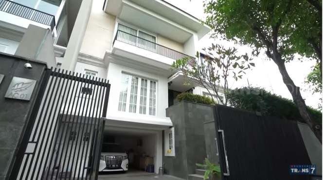 10 Potret Rumah Bu Rudy 'Juragan Sambal Surabaya', The Real Sultan, Mewah Banget!