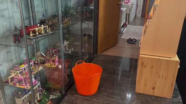 10 Potret Kondisi Rumah Baru Nisya Ahmad Usai Diterjang Badai, Atap Bocor Parah, Plafon Jebol