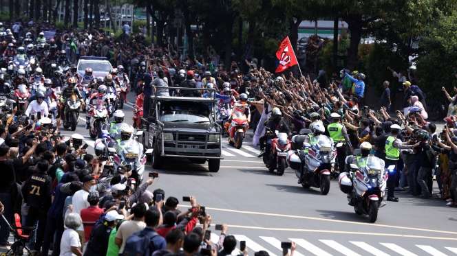 FOTO: Riuhnya Warga Nonton Parade MotoGP di HI, Marc Marquez cs Geber Motor