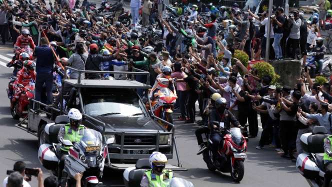 FOTO: Riuhnya Warga Nonton Parade MotoGP di HI, Marc Marquez cs Geber Motor