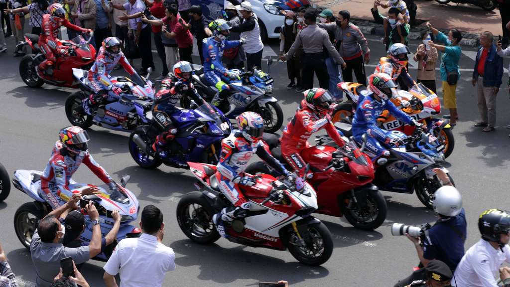 FOTO: Riuhnya Warga Nonton Parade MotoGP di HI, Marc Marquez cs Geber Motor