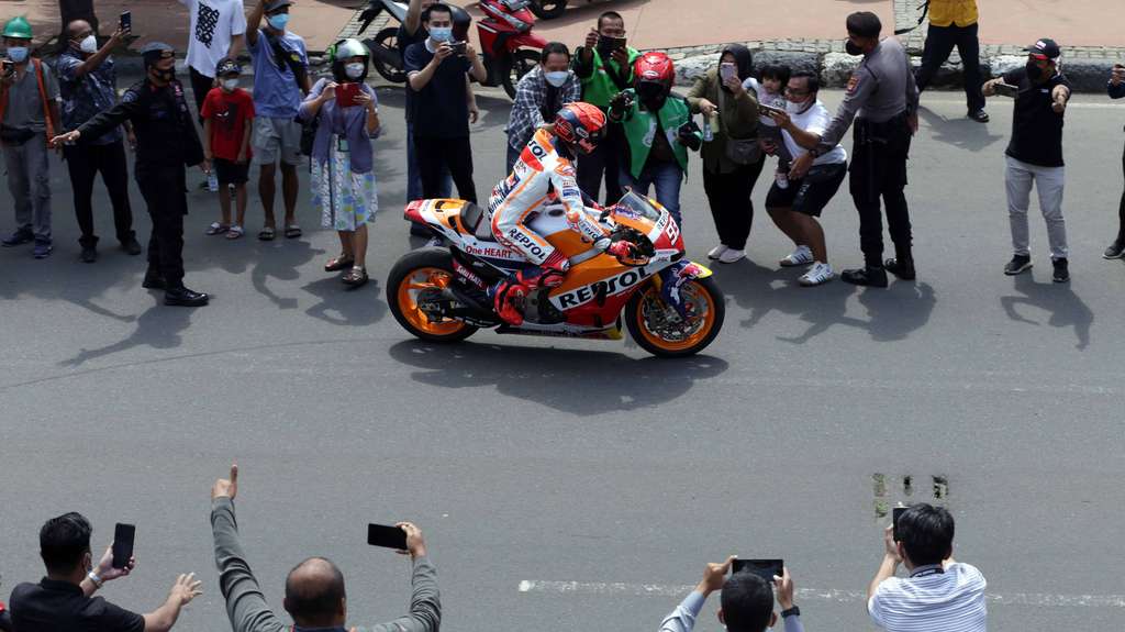 FOTO: Meriah, Sorak Soray Warga Menyambut Parade MotoGP di HI
