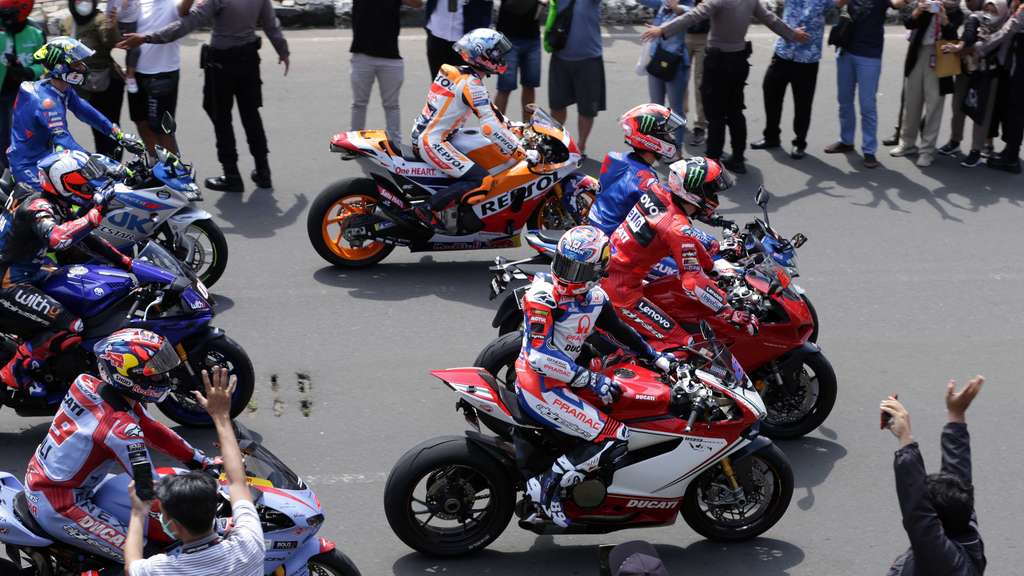 FOTO: Meriah, Sorak Soray Warga Menyambut Parade MotoGP di HI