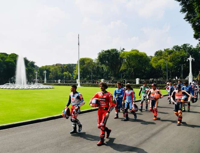 Gaya Presiden Jokowi Sambut Pembalap MotoGP di Istana