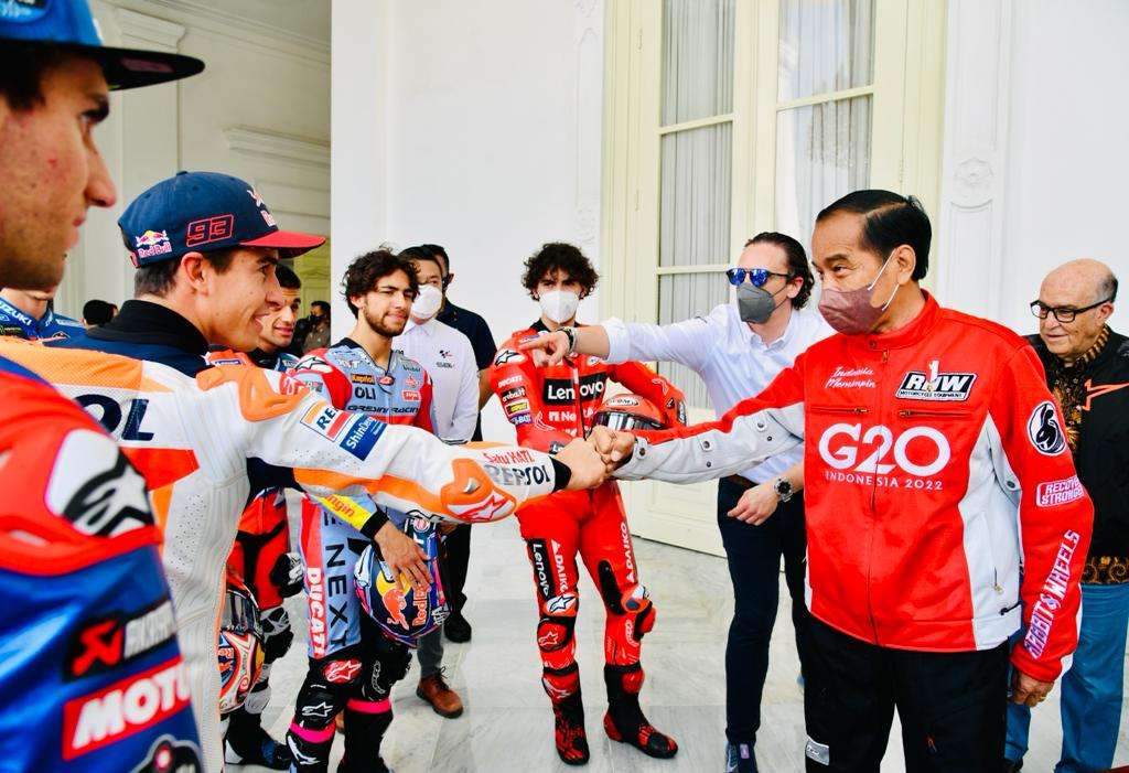 Gaya Presiden Jokowi Sambut Pembalap MotoGP di Istana