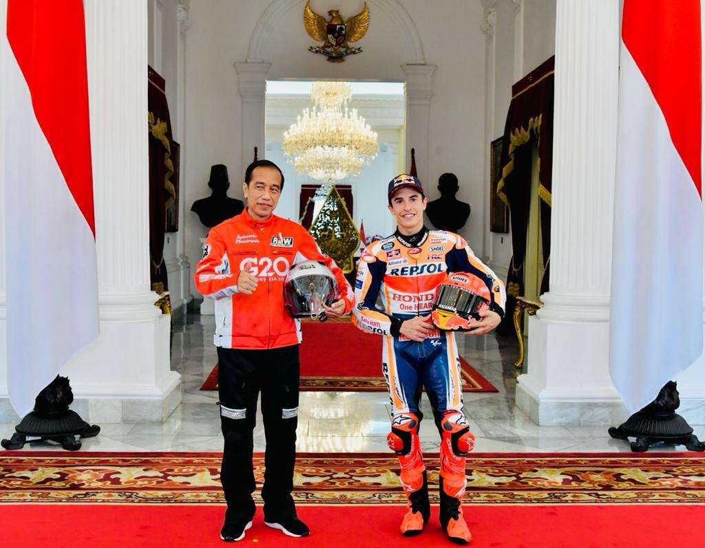 Gaya Presiden Jokowi Sambut Pembalap MotoGP di Istana