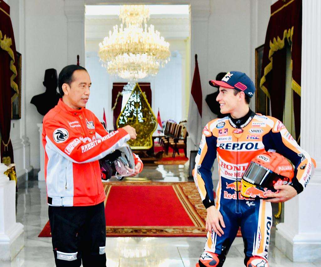 Gaya Presiden Jokowi Sambut Pembalap MotoGP di Istana