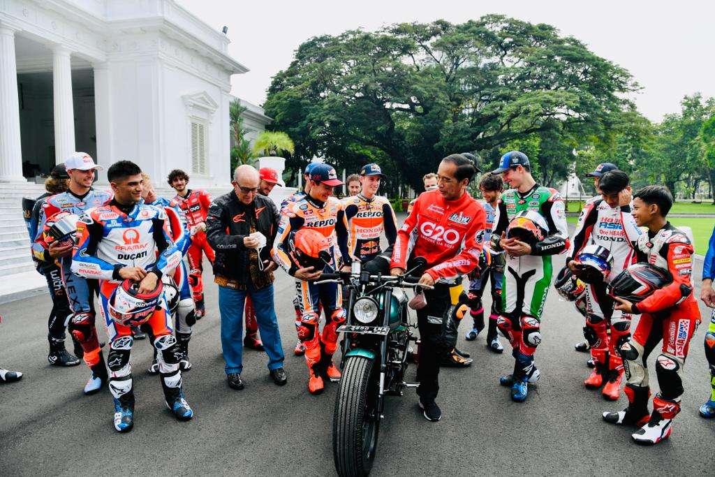 Gaya Presiden Jokowi Sambut Pembalap MotoGP di Istana