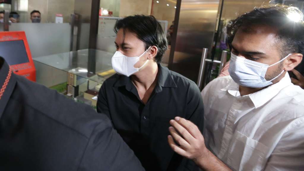 FOTO: Sambil Tertunduk, Rizky Febian Penuhi Panggilan Polisi Soal Aliran Uang dari Doni Salmanan