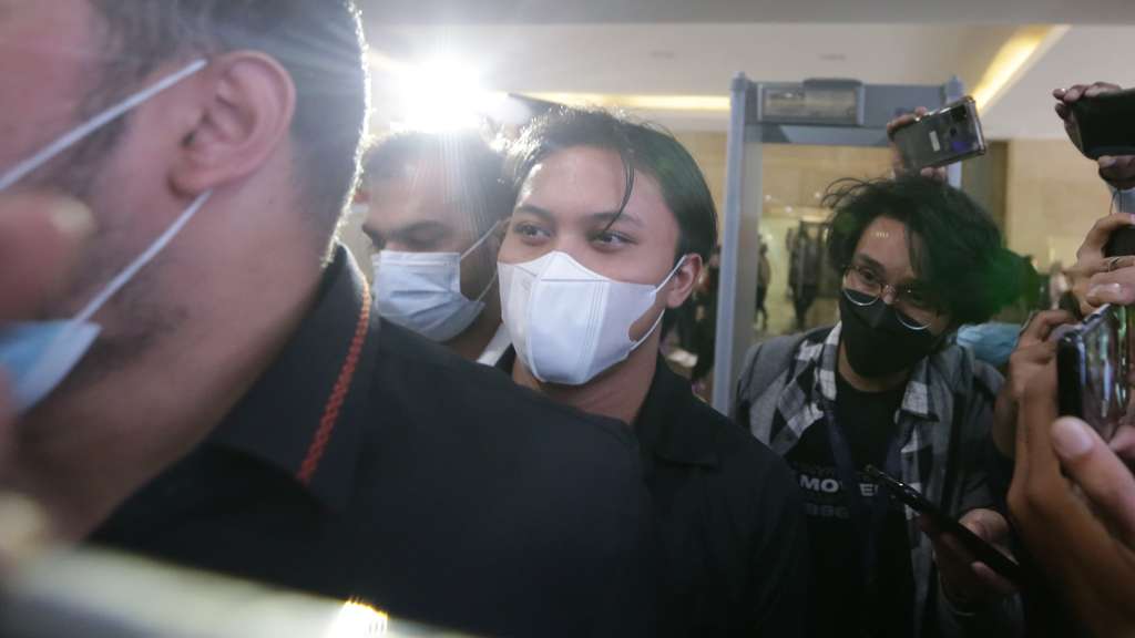 FOTO: Sambil Tertunduk, Rizky Febian Penuhi Panggilan Polisi Soal Aliran Uang dari Doni Salmanan