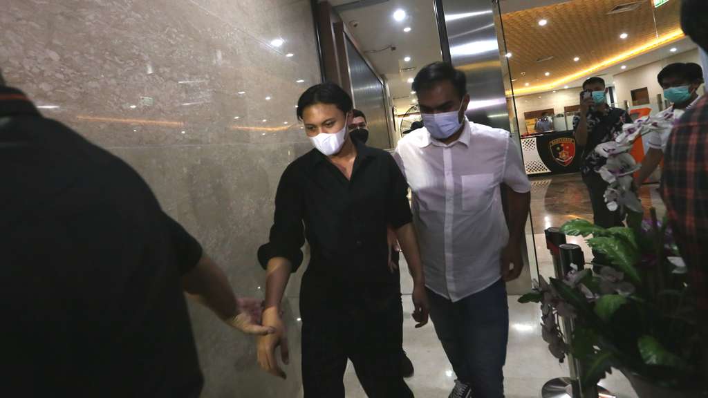 FOTO: Sambil Tertunduk, Rizky Febian Penuhi Panggilan Polisi Soal Aliran Uang dari Doni Salmanan