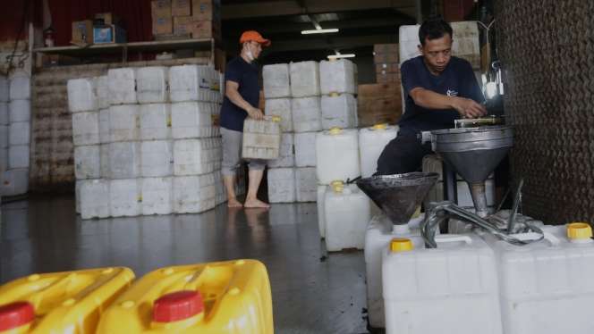 FOTO: Harga Aturan Baru Minyak Goreng Curah Resmi Diterapkan Pemerintah, Segini Harganya