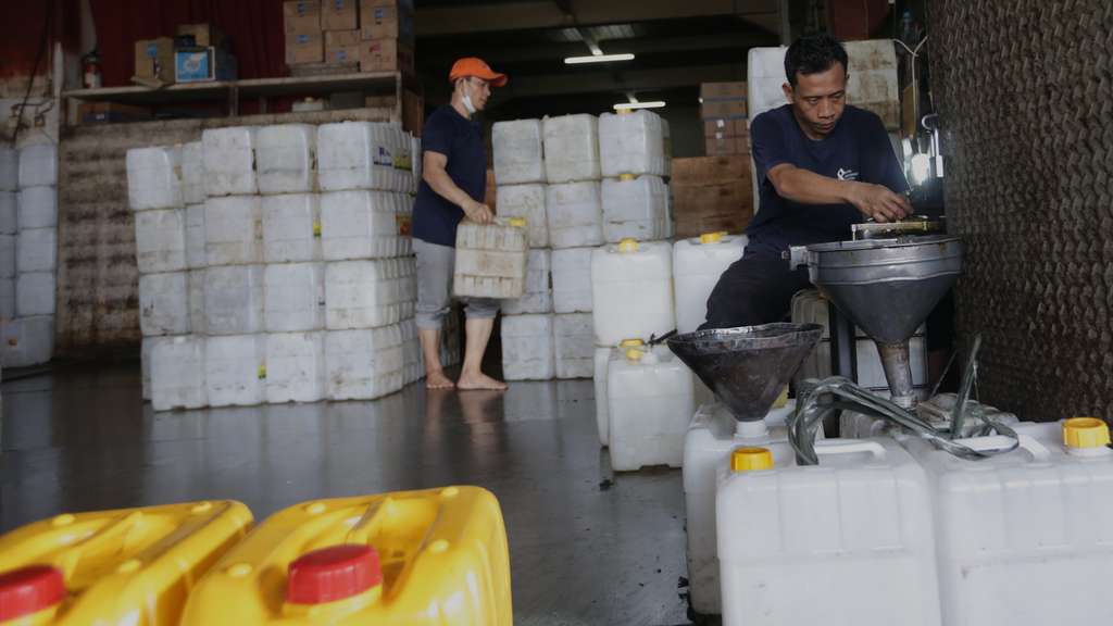 FOTO: Harga Aturan Baru Minyak Goreng Curah Resmi Diterapkan Pemerintah, Segini Harganya