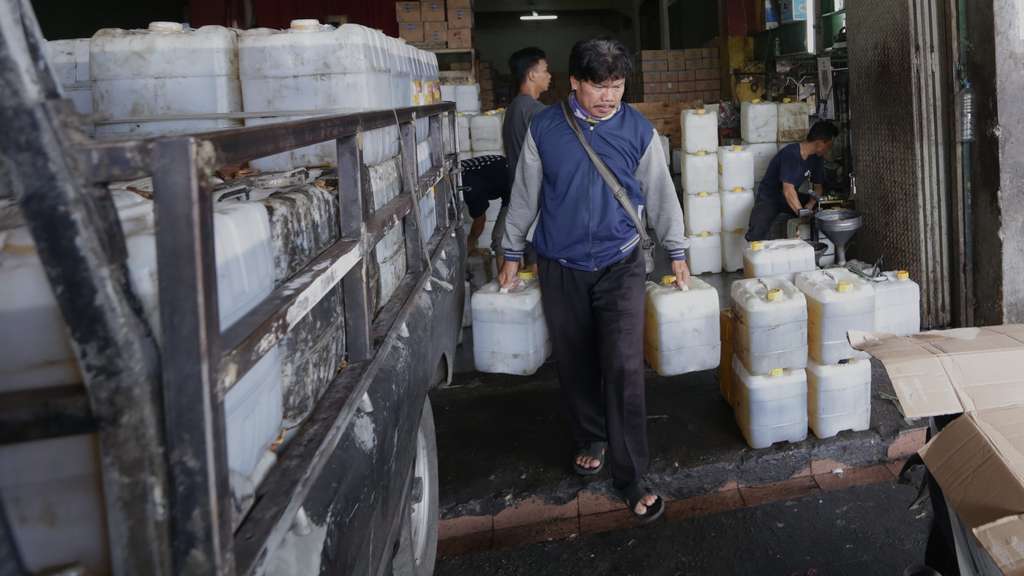 FOTO: Harga Aturan Baru Minyak Goreng Curah Resmi Diterapkan Pemerintah, Segini Harganya