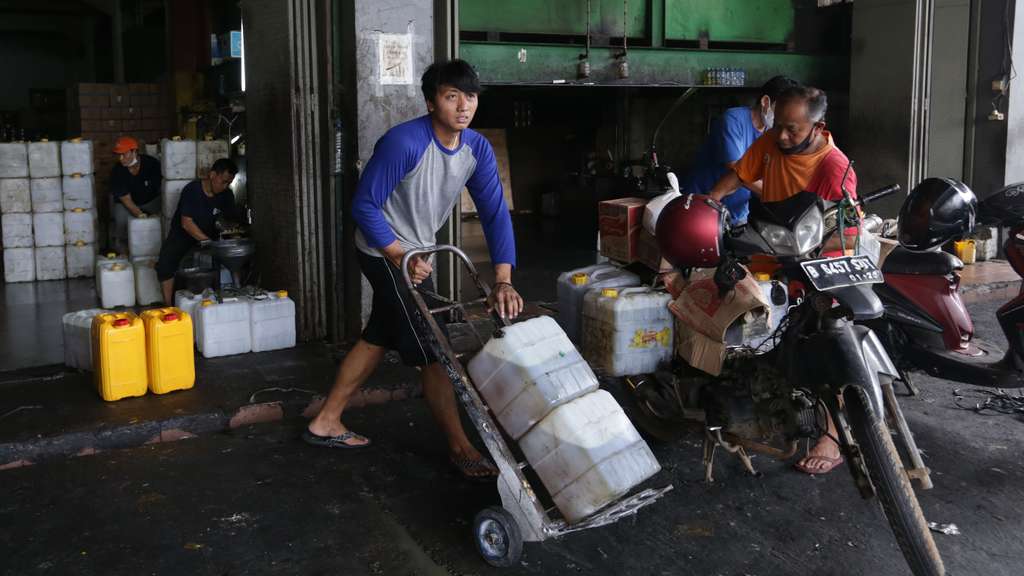 FOTO: Harga Aturan Baru Minyak Goreng Curah Resmi Diterapkan Pemerintah, Segini Harganya