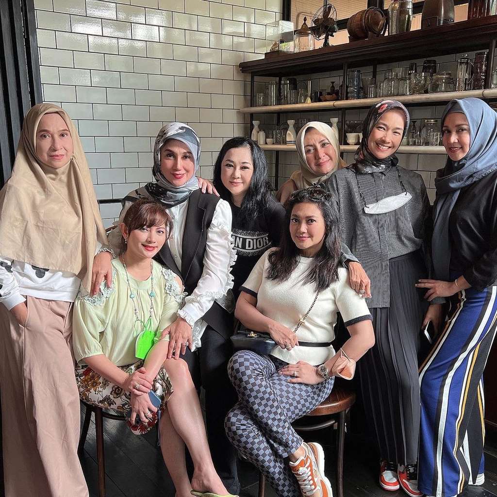 10 Potret Geng Arisan Artis 90-an, Ada yang Jadi Istri Kedua Hingga Jomblo di Usia 56 Tahun