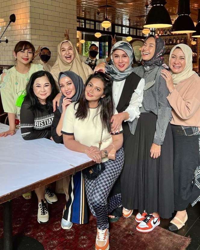 10 Potret Geng Arisan Artis 90-an, Ada yang Jadi Istri Kedua Hingga Jomblo di Usia 56 Tahun