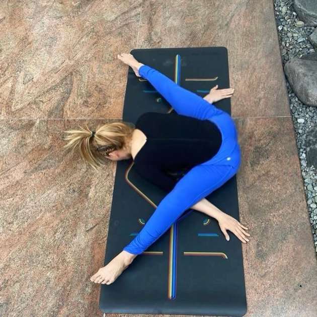 8 Pose Yoga Inul Daratista yang Bikin Gagal Fokus, Warganet: Ngilu Lihatnya! 