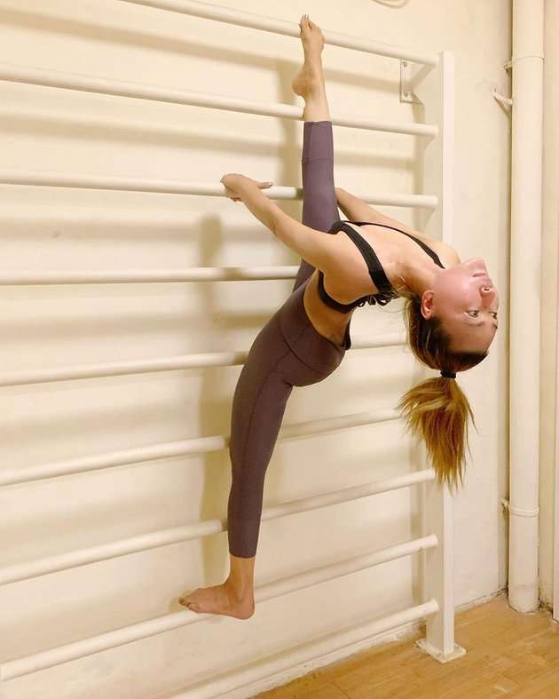 8 Pose Yoga Inul Daratista yang Bikin Gagal Fokus, Warganet: Ngilu Lihatnya! 
