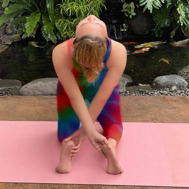 8 Pose Yoga Inul Daratista yang Bikin Gagal Fokus, Warganet: Ngilu Lihatnya! 