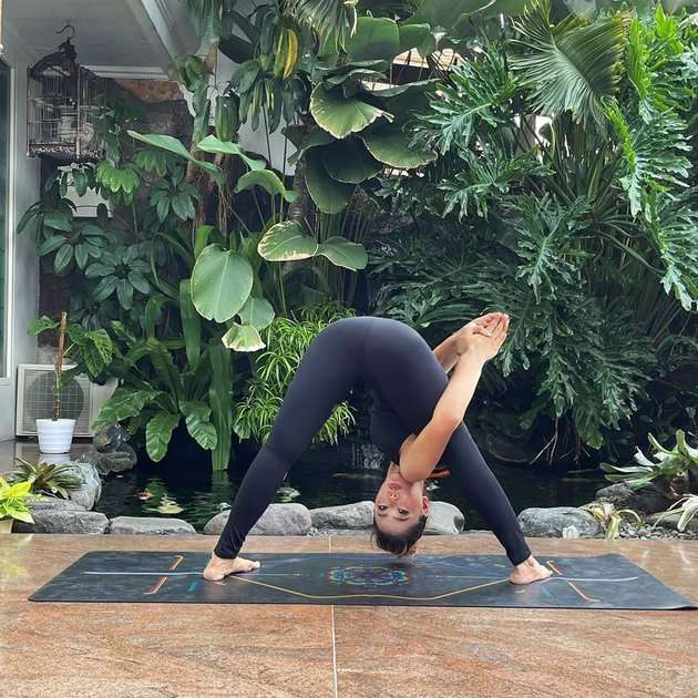 8 Pose Yoga Inul Daratista yang Bikin Gagal Fokus, Warganet: Ngilu Lihatnya! 