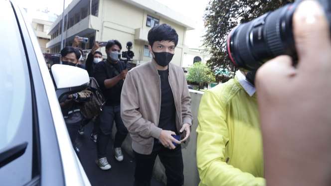 FOTO: Bawa Tas Dior Doni Salmanan, Atta Halilintar Penuhi Panggilan Polisi