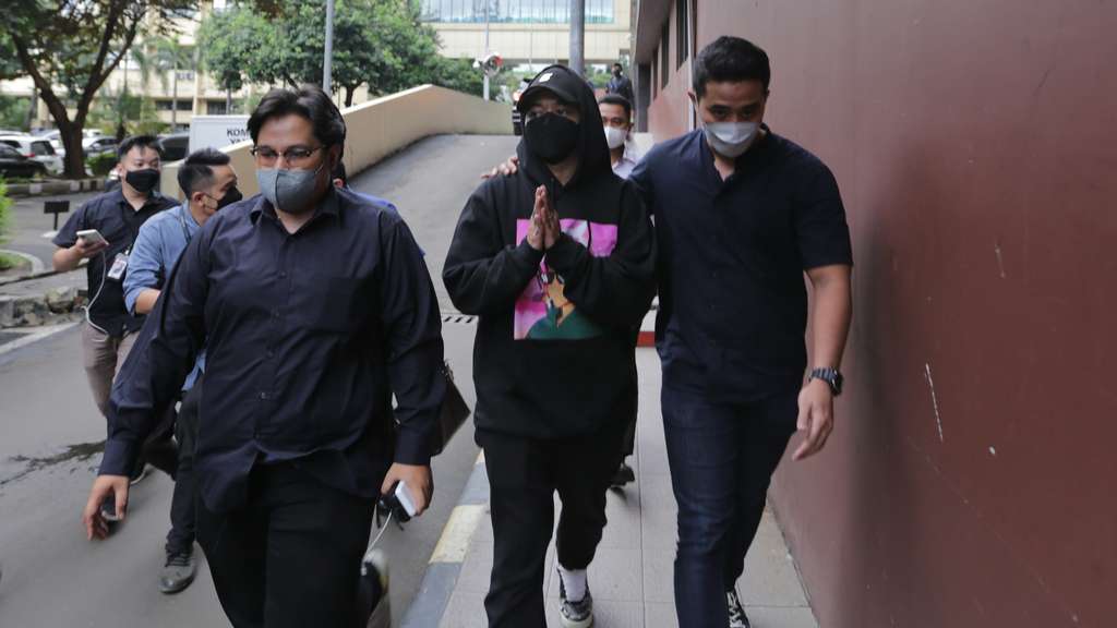 FOTO: Dapet Donasi 1 M dari Doni Salmanan, Reza Arap Dicecar Puluhan Pertanyaan oleh Penyidik