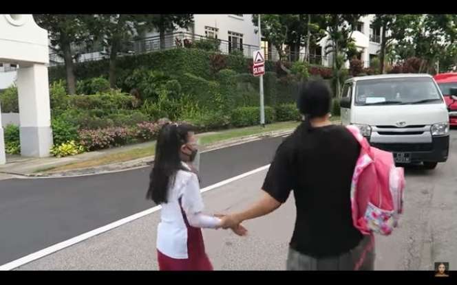 8 Potret Terbaru Anak Denada Mulai Bersekolah, Dulu Botak Karena Kemoterapi Kini Rambutnya Jadi Sorotan!