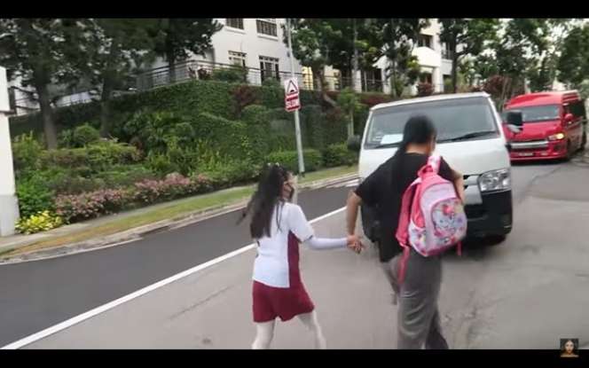 8 Potret Terbaru Anak Denada Mulai Bersekolah, Dulu Botak Karena Kemoterapi Kini Rambutnya Jadi Sorotan!