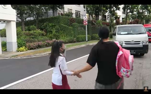 8 Potret Terbaru Anak Denada Mulai Bersekolah, Dulu Botak Karena Kemoterapi Kini Rambutnya Jadi Sorotan!