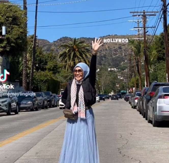 7 Potret Umi Kalsum Ibu Ayu Ting Ting Liburan Bareng Sahabat di Amerika, Makan Burgernya Bikin Salfok!