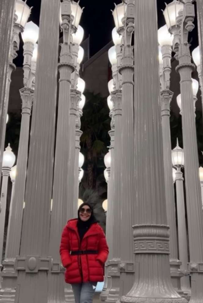 7 Potret Umi Kalsum Ibu Ayu Ting Ting Liburan Bareng Sahabat di Amerika, Makan Burgernya Bikin Salfok!