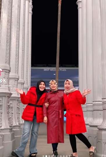 7 Potret Umi Kalsum Ibu Ayu Ting Ting Liburan Bareng Sahabat di Amerika, Makan Burgernya Bikin Salfok!