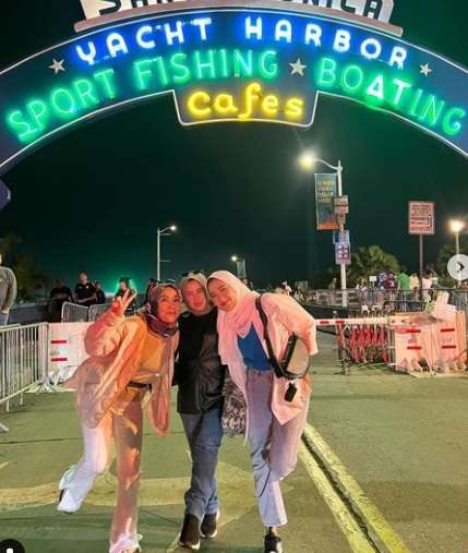 7 Potret Umi Kalsum Ibu Ayu Ting Ting Liburan Bareng Sahabat di Amerika, Makan Burgernya Bikin Salfok!