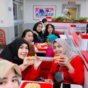 7 Potret Umi Kalsum Ibu Ayu Ting Ting Liburan Bareng Sahabat di Amerika, Makan Burgernya Bikin Salfok!
