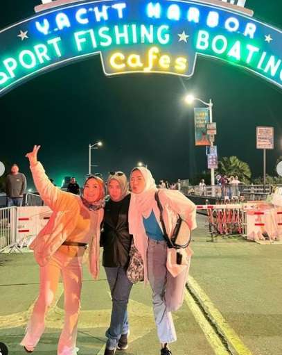 7 Potret Umi Kalsum Ibu Ayu Ting Ting Liburan Bareng Sahabat di Amerika, Makan Burgernya Bikin Salfok!