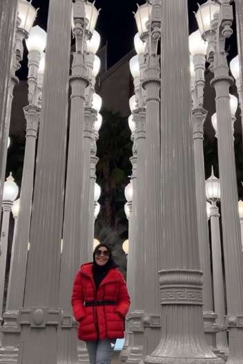 7 Potret Umi Kalsum Ibu Ayu Ting Ting Liburan Bareng Sahabat di Amerika, Makan Burgernya Bikin Salfok!