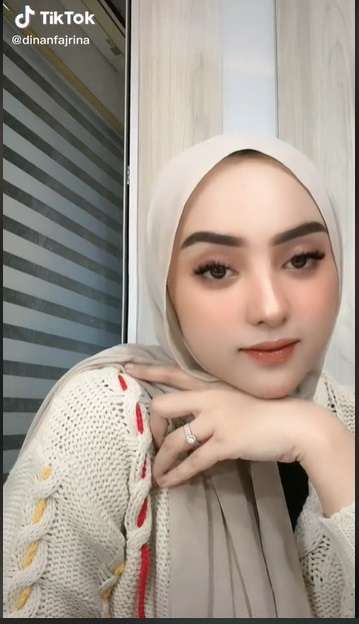7 Gaya Dinan Fajrina Istri Doni Salmanan Main TikTok, Aksinya Tuai Hujatan!