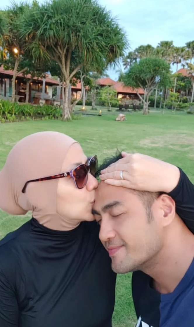 8 Momen Mesra Venna Melinda dan Ferry Irawan, Bulan Madu hingga Saling Cium Ketek!
