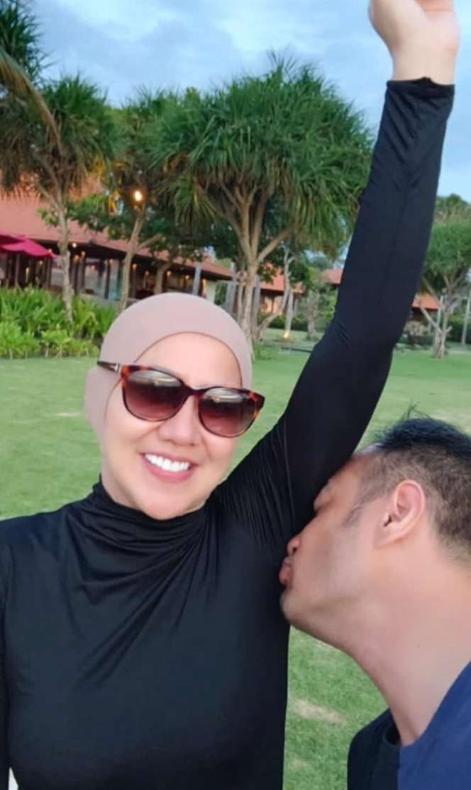8 Momen Mesra Venna Melinda dan Ferry Irawan, Bulan Madu hingga Saling Cium Ketek!